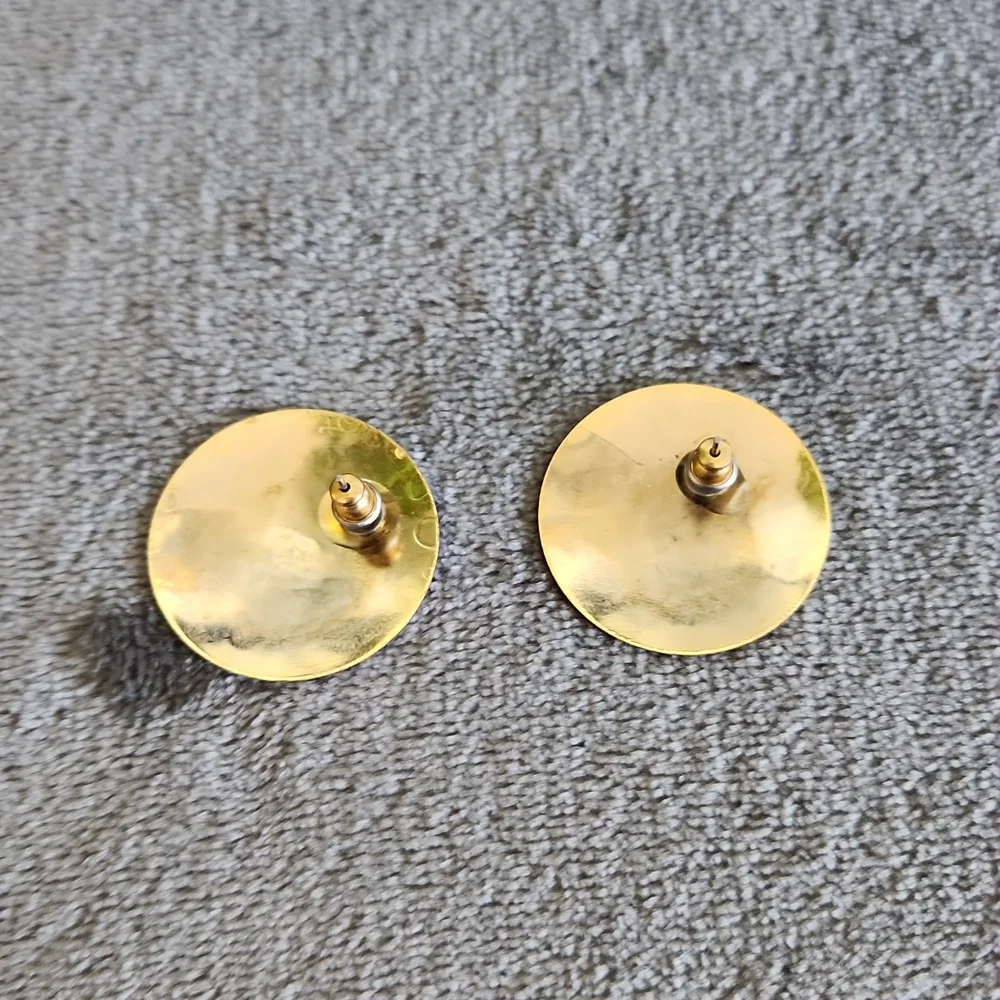 Cloisonne, Woman's, Earrings, White Background, Blk Flowers, Gold Tone Outline - Picture 4 of 4